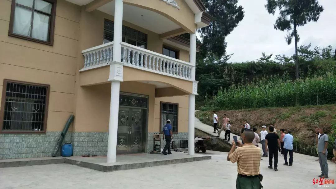 铁门莫名打开,衣物散落一地…四川南部县发生灵异事...