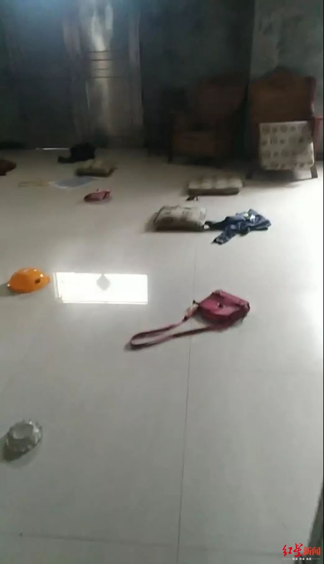 铁门莫名打开,衣物散落一地…四川南部县发生灵异事...